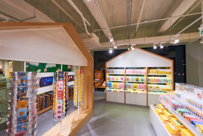 카카오프렌즈 홍대 플래그십 스토어Kakao Friends 弘大旗舰店 카카오프렌즈 홍대 플래그십 스토어Kakao Friends 弘大旗舰店