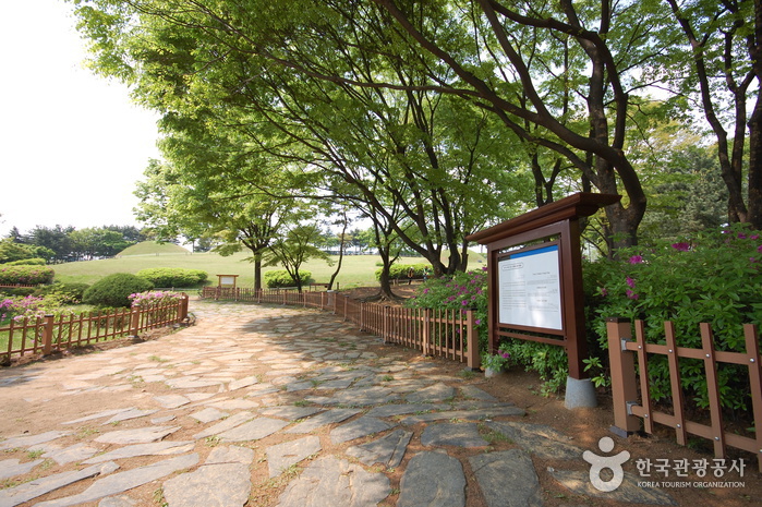 首尔芳夷洞古坟群(서울 방이동 고분군)