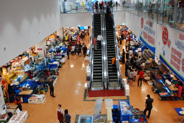 鹭梁津海鲜批发市场(노량진수산물도매시장)