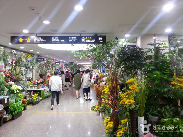 高速巴士客運站花卉批發市場(고속터미널 꽃도매상가)