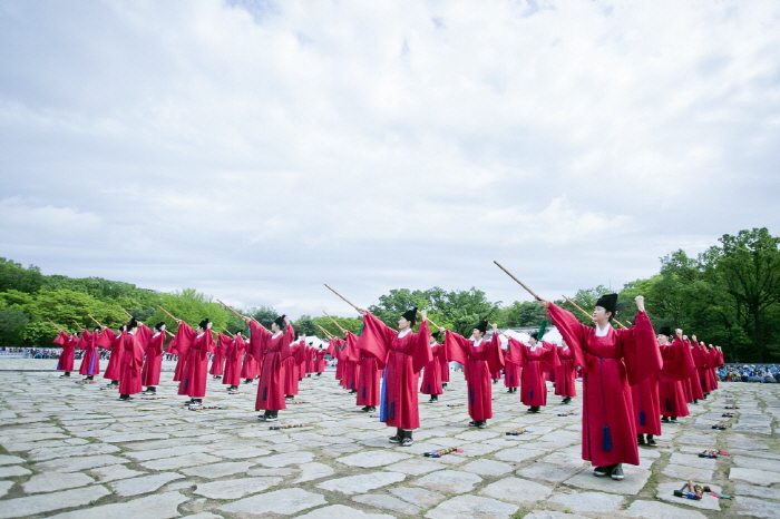 Jongmyodaeje (Royal Ancestral Memorial Rite of Joseon) (종묘대제) Jongmyodaeje (Royal Ancestral Memorial Rite of Joseon) (종묘대제)