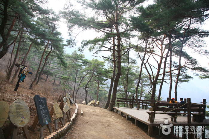 Sanmagi-yetgil Trail (산막이옛길)