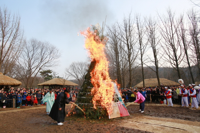 Korean Folk Village Soon We'll have the Full Moon (한국민속촌 정월맞이행사)