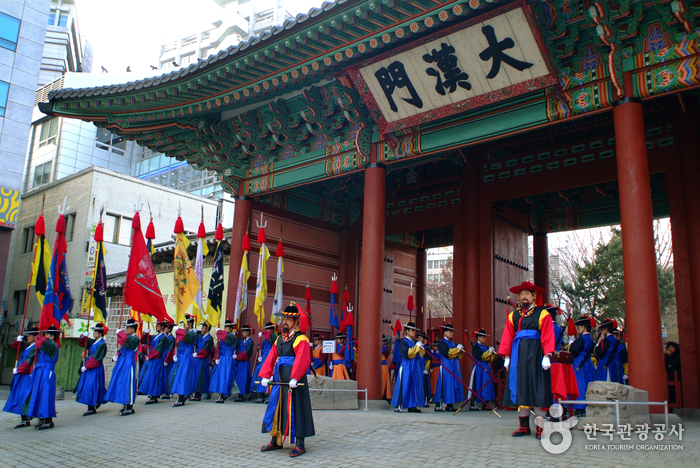 Deoksugung Palace Royal Guard Changing Ceremony (덕수궁 왕궁수문장교대의식) Deoksugung Palace Royal Guard Changing Ceremony (덕수궁 왕궁수문장교대의식)