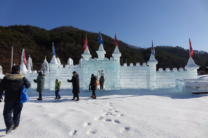 Pocheon Baegungyegok Valley Dongjangkun Festival (포천 백운계곡 동장군축제)