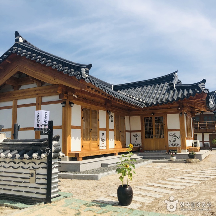 Gyeongju Oreung Hanok [Korea Quality] / 경주오릉한옥 [한국관광 품질인증/Korea Quality]