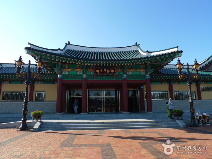 Ojukheon House & Municipal Museum (강릉시 오죽헌/시립박물관)