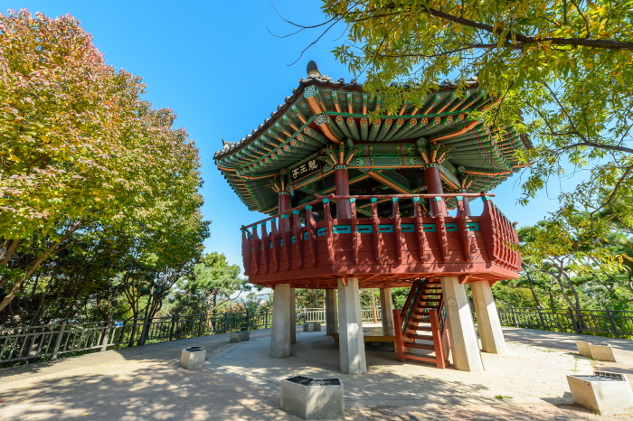 Yongwangsan Neighborhood Park (용왕산근린공원)