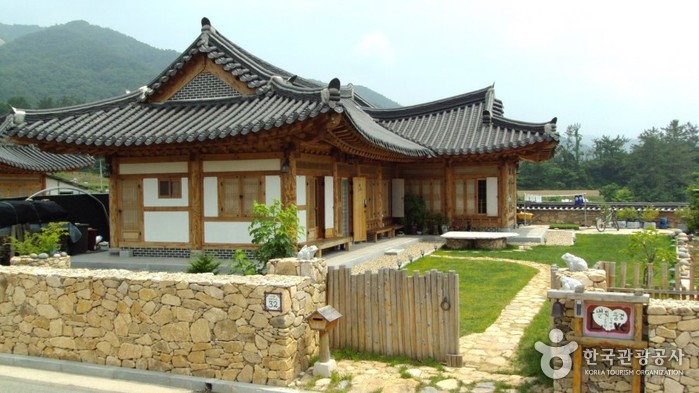 Dalbit Hanok Experience Byeolyu Punggyeong [Korea Quality] / 달빛한옥체험 별유풍경 [한국관광 품질인증/Korea Quality]