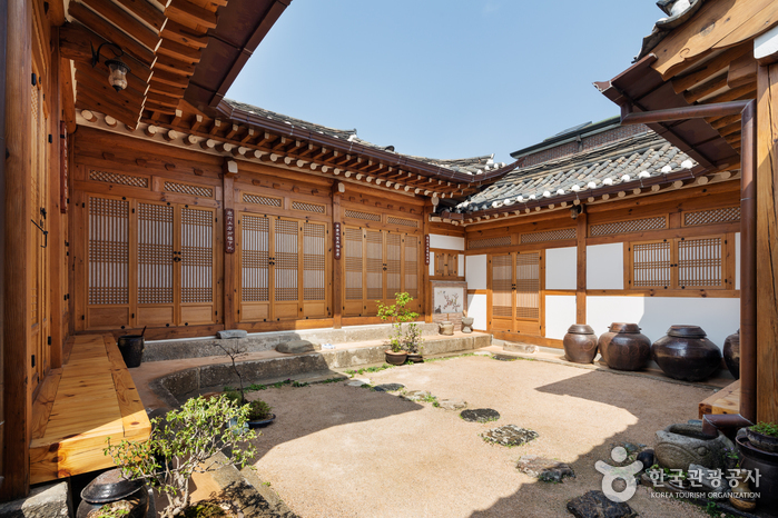 Hanok Guesthouse Dongchonchae [Korea Quality] / 한옥 게스트하우스 동촌재 [한국관광 품질인증/Korea Quality]