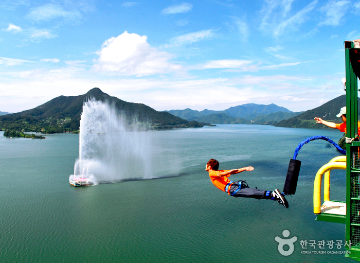 Saut à l’élastique à Cheongpung Land