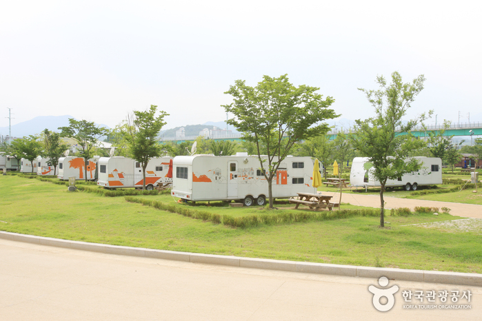 Jaraseom Camping (자라섬오토캠핑장)