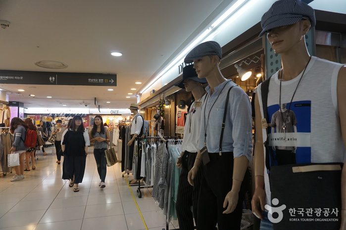 Boutiques souterraines de la station Gangnam (강남역 지하도상가)