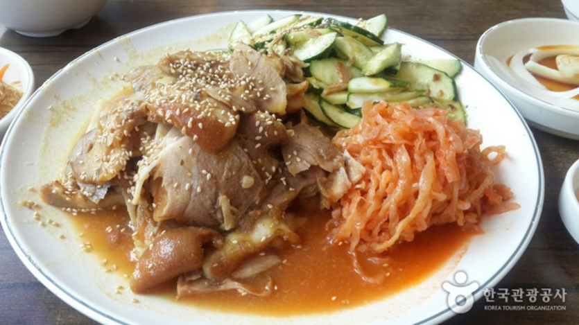 Hannyang Jokbal (한양족발)