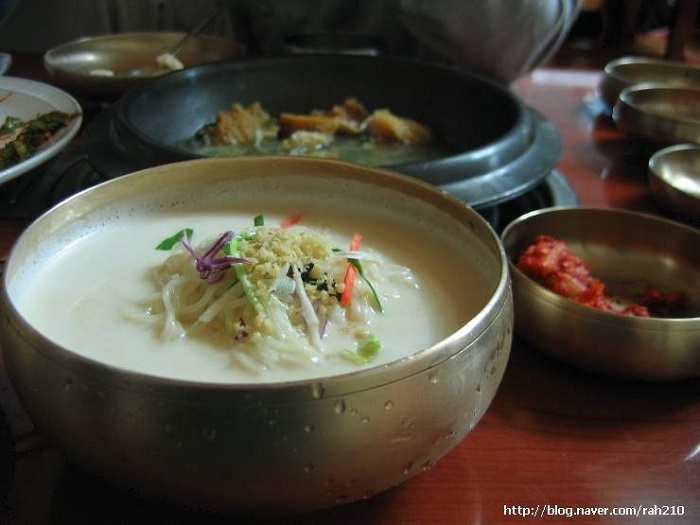 ゴモネ元祖大豆スープ ( 고모네원조콩탕 )