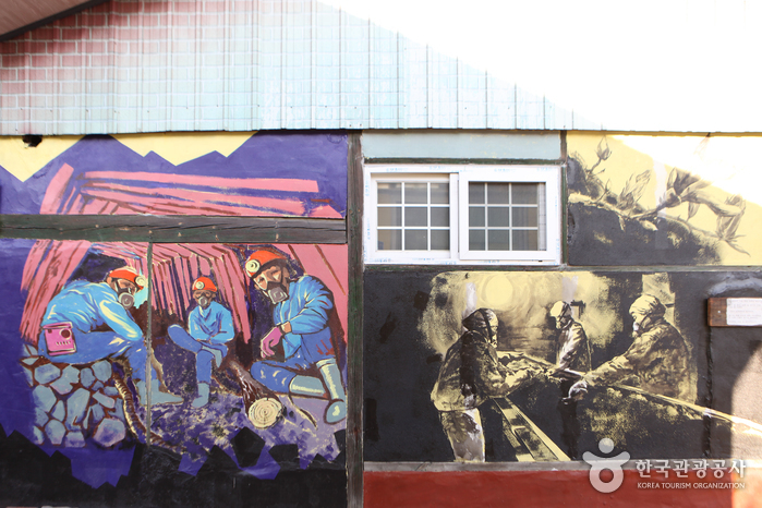 Деревня с настенными рисунками в районе Санчжан-дон города Тхэбек (태백 상장동 벽화마을)