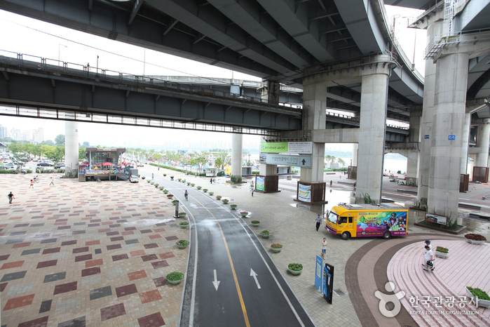 Городской парк Ханган в районе Ттуксом (한강시민공원 뚝섬지구(뚝섬한강공원))