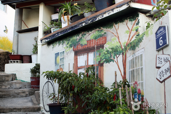 Деревня с настенными рисунками на извилистой дороге Кагопха (가고파 꼬부랑길 벽화마을)